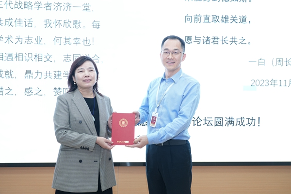 学会向人大女生自慰
企业管理系赠予致谢信.JPG